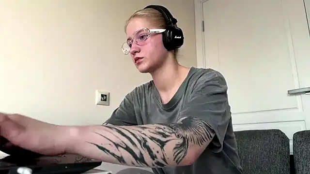Litliu online show from 07-17-26, 06:05