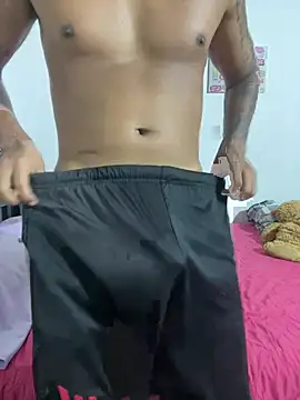 Snapshot of Reyxbabyalis chatting on 07-21-26, 10:11 Reyxbabyalis online show from 07-21-26, 10:11