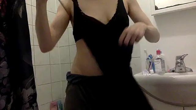 Snapshot of laetitia_xo chatting on 08-06-26, 12:27 laetitia xo online show from 08-06-26, 12:27