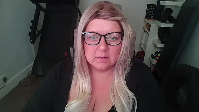 Snapshot of Blonde_Exclusive chatting on 07-31-26, 10:25 Blonde Exclusive online show from 07-31-26, 10:25