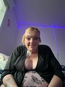 Snapshot of Erizzle87 chatting on 08-06-26, 03:12 Erizzle87 online show from 08-06-26, 03:12