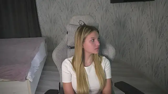 Snapshot of ReaganMolett chatting on 07-31-26, 12:37 ReaganMolett online show from 07-31-26, 12:37