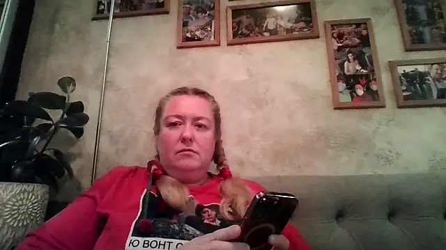 Snapshot of HappyCurvyMama chatting on 08-05-26, 05:29 HappyCurvyMama online show from 08-05-26, 05:29