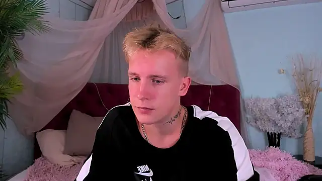 Snapshot of _AlexHot_ chatting on 08-08-26, 05:14 AlexHot online show from 08-08-26, 05:14