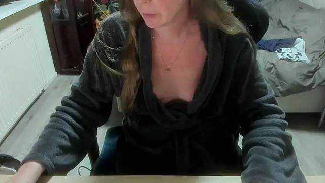 minoesje37 online show from 02-10-26, 08:30