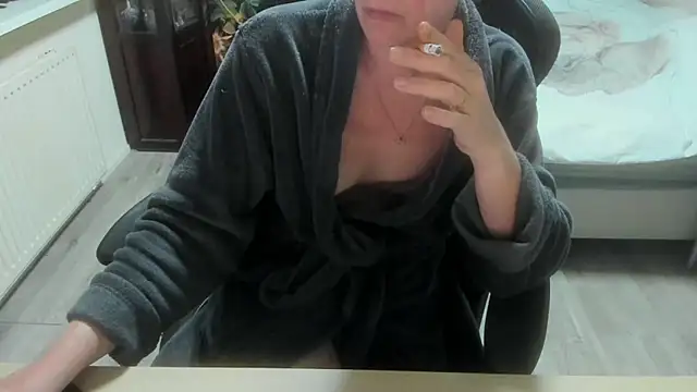 minoesje37 online show from 04-11-26, 07:50