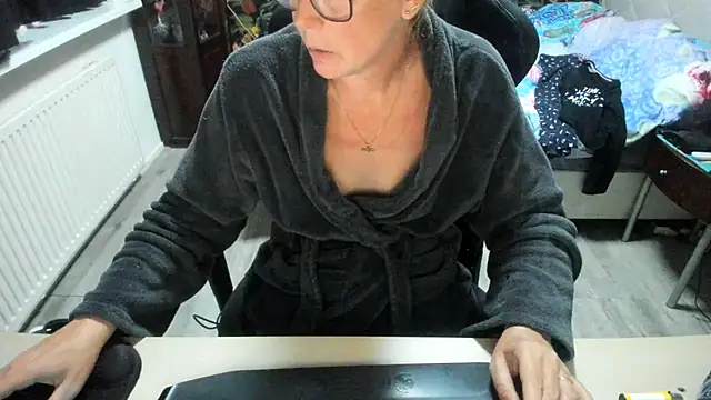 minoesje37 online show from 09-29-25, 07:19