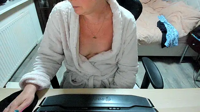 minoesje37 online show from 03-11-25, 08:31