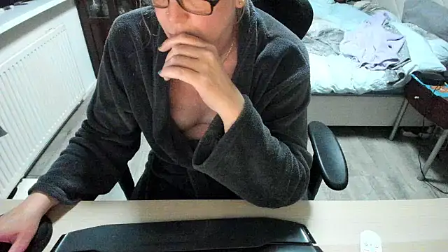 minoesje37 online show from 03-19-25, 08:32