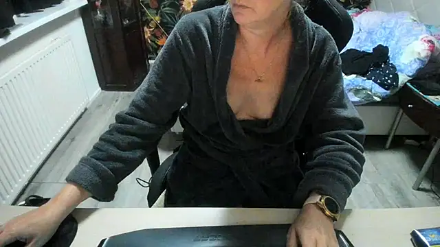 minoesje37 online show from 09-28-25, 07:21