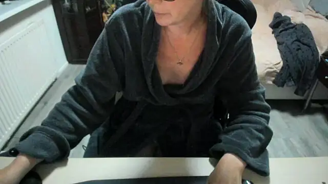 minoesje37 online show from 10-18-25, 07:16