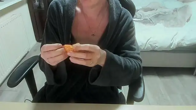 minoesje37 online show from 04-05-26, 08:15