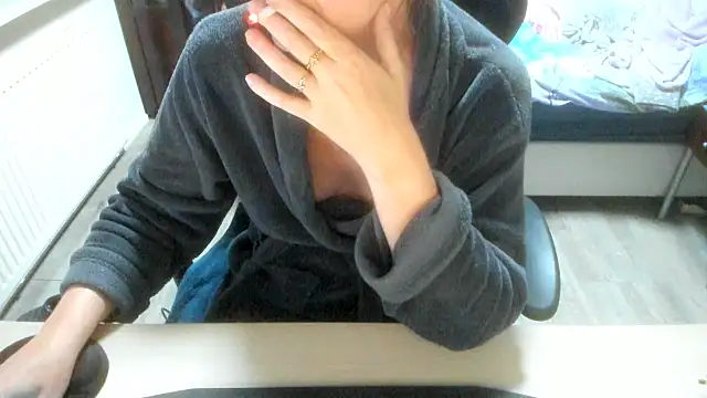 minoesje37 online show from 11-17-25, 08:24