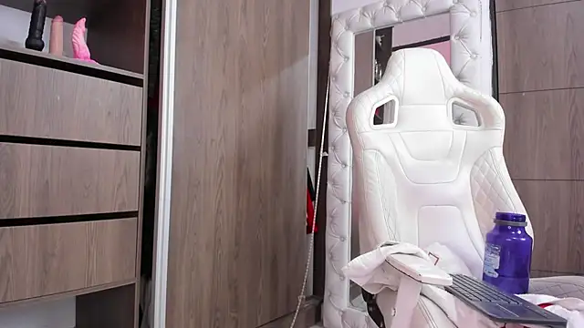 Snapshot of infinitysex1 chatting on 01-10-25, 04:20 infinitysex1 online show from 01-10-25, 04:20