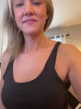 Snapshot of Kay_Cakes chatting on 12-17-25, 04:45 Kay Cakes online show from 12-17-25, 04:45