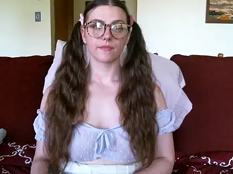 Snapshot of katie_kitten38 chatting on 06-09-26, 05:03 katie kitten38 online show from 06-09-26, 05:03