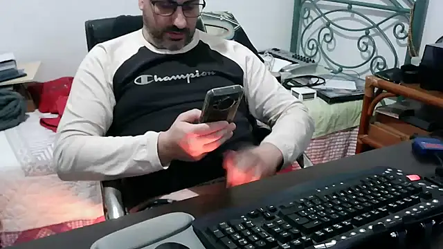 Snapshot of Italian_dark_desire chatting on 01-10-26, 09:21 Italian dark desire online show from 01-10-26, 09:21