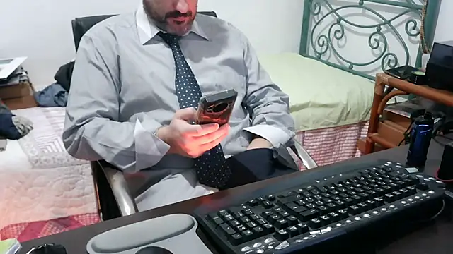 Snapshot of Italian_dark_desire chatting on 12-04-25, 08:30 Italian dark desire online show from 12-04-25, 08:30