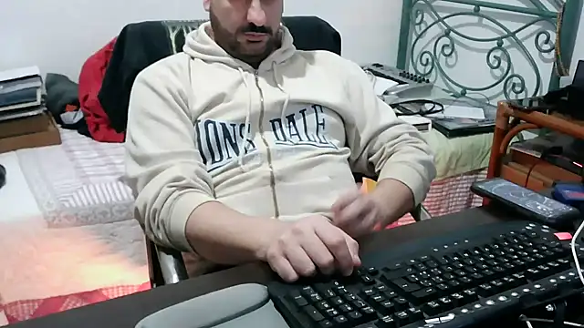 Snapshot of Italian_dark_desire chatting on 01-18-26, 07:06 Italian dark desire online show from 01-18-26, 07:06