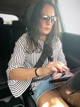 Snapshot of Chic_desire chatting on 04-26-26, 02:14 Chic desire online show from 04-26-26, 02:14
