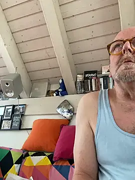 Snapshot of wankcellar chatting on 04-26-26, 10:45 wankcellar online show from 04-26-26, 10:45