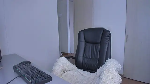 Snapshot of Lisegg_ chatting on 02-18-25, 04:14 Lisegg online show from 02-18-25, 04:14