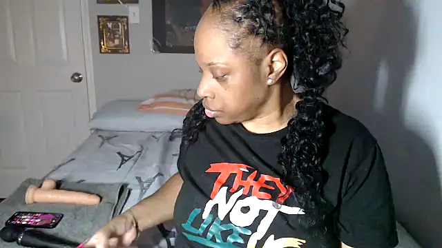 Snapshot of Sexymona1218 chatting on 10-22-25, 08:58 Sexymona1218 online show from 10-22-25, 08:58