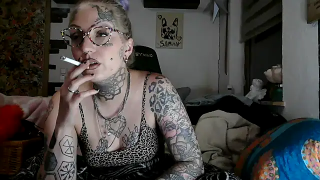 Snapshot of RoxxyInk chatting on 06-01-26, 10:42 RoxxyInk online show from 06-01-26, 10:42