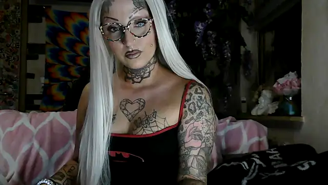 Snapshot of RoxxyInk chatting on 10-20-25, 09:26 RoxxyInk online show from 10-20-25, 09:26