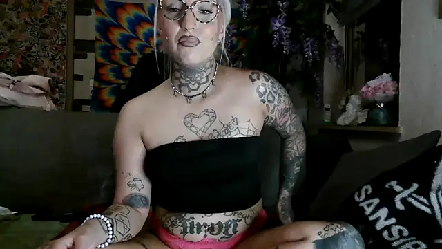 Snapshot of RoxxyInk chatting on 10-15-25, 10:40 RoxxyInk online show from 10-15-25, 10:40