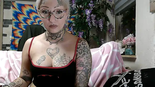 Snapshot of RoxxyInk chatting on 10-19-25, 09:28 RoxxyInk online show from 10-19-25, 09:28