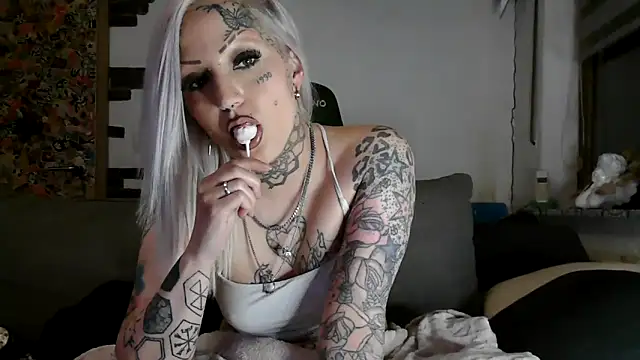 Snapshot of RoxxyInk chatting on 04-28-26, 10:03 RoxxyInk online show from 04-28-26, 10:03