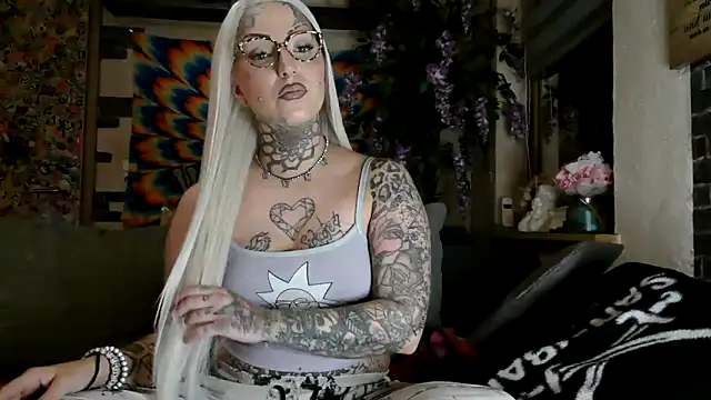 Snapshot of RoxxyInk chatting on 09-28-25, 10:17 RoxxyInk online show from 09-28-25, 10:17