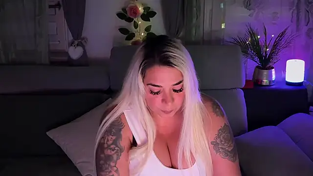 Snapshot of Monageil chatting on 09-22-25, 04:24 Monageil online show from 09-22-25, 04:24