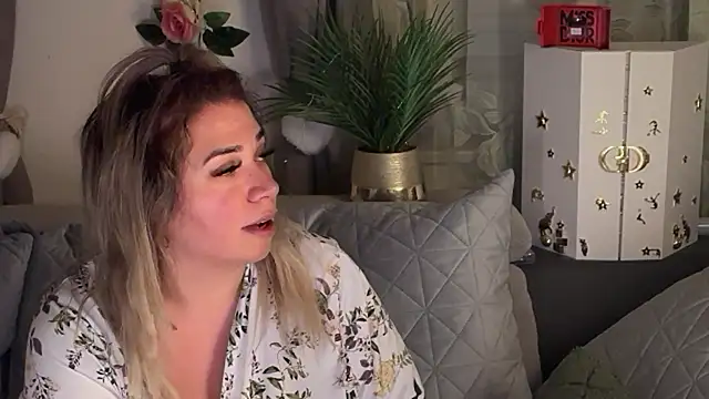 Snapshot of Monageil chatting on 11-11-25, 08:03 Monageil online show from 11-11-25, 08:03