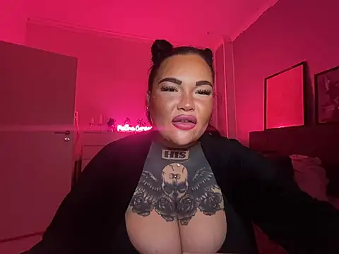 Snapshot of _MelinaCurves_ chatting on 01-08-25, 10:37 MelinaCurves online show from 01-08-25, 10:37