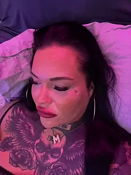 Snapshot of _MelinaCurves_ chatting on 12-04-25, 11:37 MelinaCurves online show from 12-04-25, 11:37