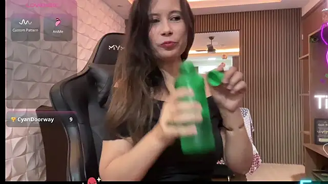 Leilacharlotte online show from 02-15-26, 09:36