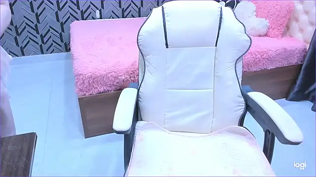 Snapshot of Toyota_Motor_Corporation chatting on 10-23-25, 11:14 Toyota Motor Corporation online show from 10-23-25, 11:14