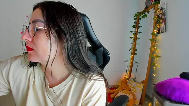 Snapshot of Susan_Foxx chatting on 02-19-26, 05:21 Susan Foxx online show from 02-19-26, 05:21