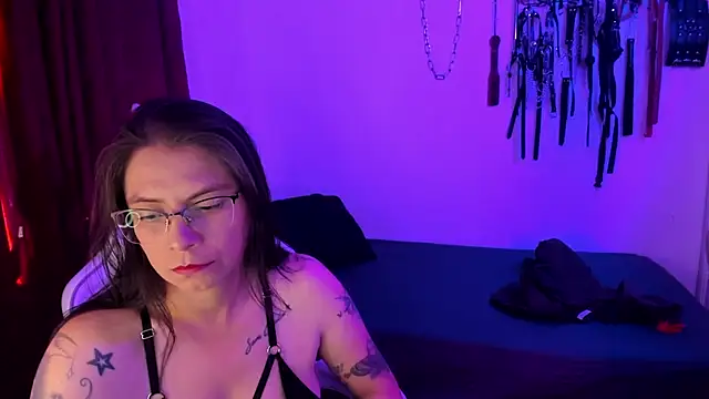 dungeongirls online show from 11-10-25, 07:19