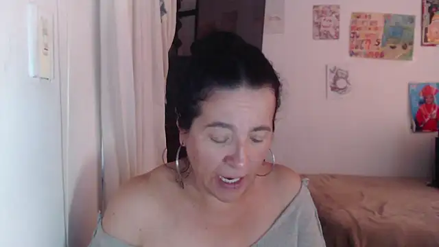 Snapshot of stefilove10 chatting on 12-16-25, 02:32 stefilove10 online show from 12-16-25, 02:32