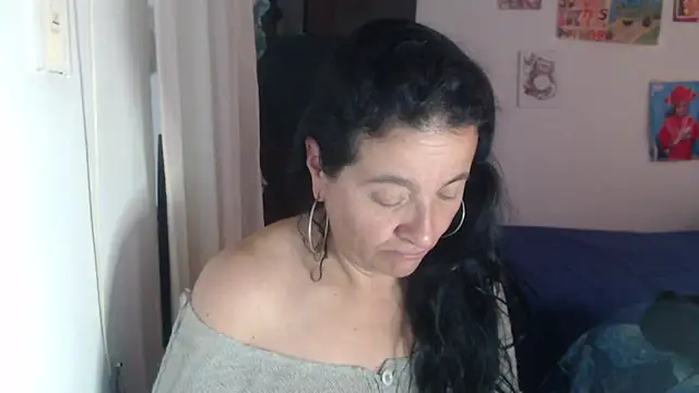 Snapshot of stefilove10 chatting on 02-10-26, 02:16 stefilove10 online show from 02-10-26, 02:16