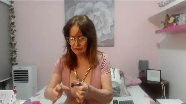 Snapshot of CindyCrawford chatting on 05-19-26, 03:35 CindyCrawford online show from 05-19-26, 03:35