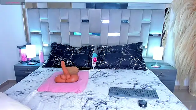 Snapshot of Cammiila chatting on 03-15-26, 05:20 Cammiila online show from 03-15-26, 05:20