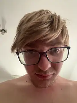Snapshot of Sven132 chatting on 04-28-26, 04:11 Sven132 online show from 04-28-26, 04:11