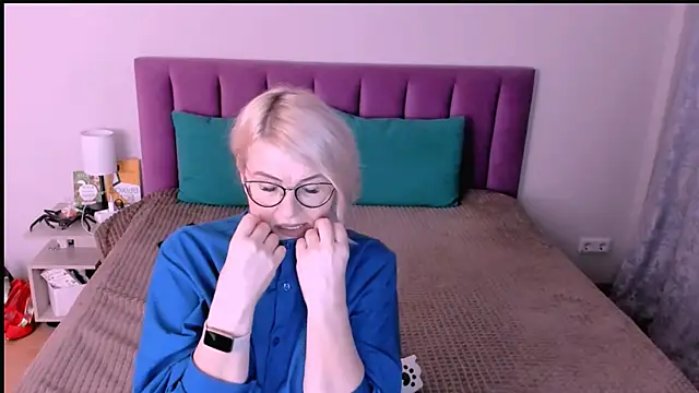 sabrinamacmarren online show from 10-30-25, 03:42