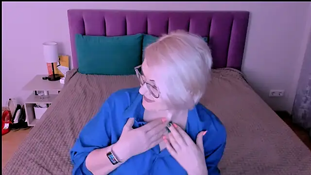 sabrinamacmarren online show from 09-30-25, 04:02