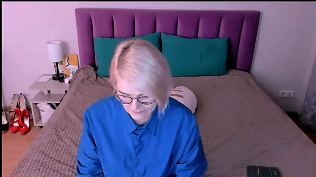 sabrinamacmarren online show from 10-25-25, 02:28