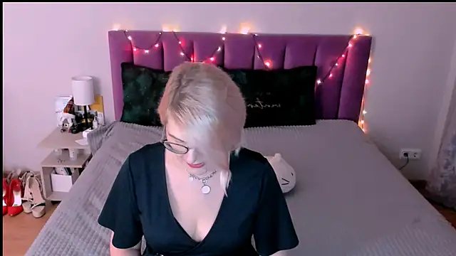 sabrinamacmarren online show from 12-20-25, 04:10